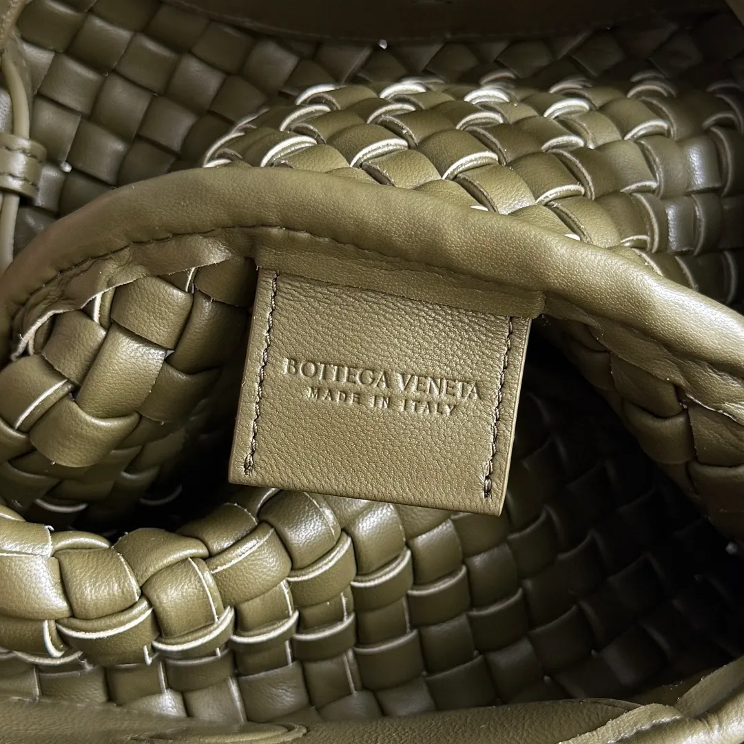 Batch 1760 BOTTEGA VENETA's new mini COBBLE bag. This season's mini Cobble series brings a new style of handbag. The body of the bag resembles the shape of a "Yuanbao", giving you good luck throughout autumn and winter! This Yuanbao bag is made of three pieces of quilted cotton and has an unlined body, showing its quiet power. The bag is carefully designed to create a three-dimensional look. The joints and edges are decorated with lambskin strips to create a sense of simplicity. The handbag is not lined, so you can directly appreciate the consistent lambskin on the outside and inside. It is beautiful both inside and outside. The top handle of this handbag is made of leather-wrapped rope and is quite sturdy. The detachable shoulder strap is secured by a leather buckle inside the bag. Can be carried by hand, carried on the shoulder or cross-body, very easy to match! Style number: 805739 Size: 23*11*8cm